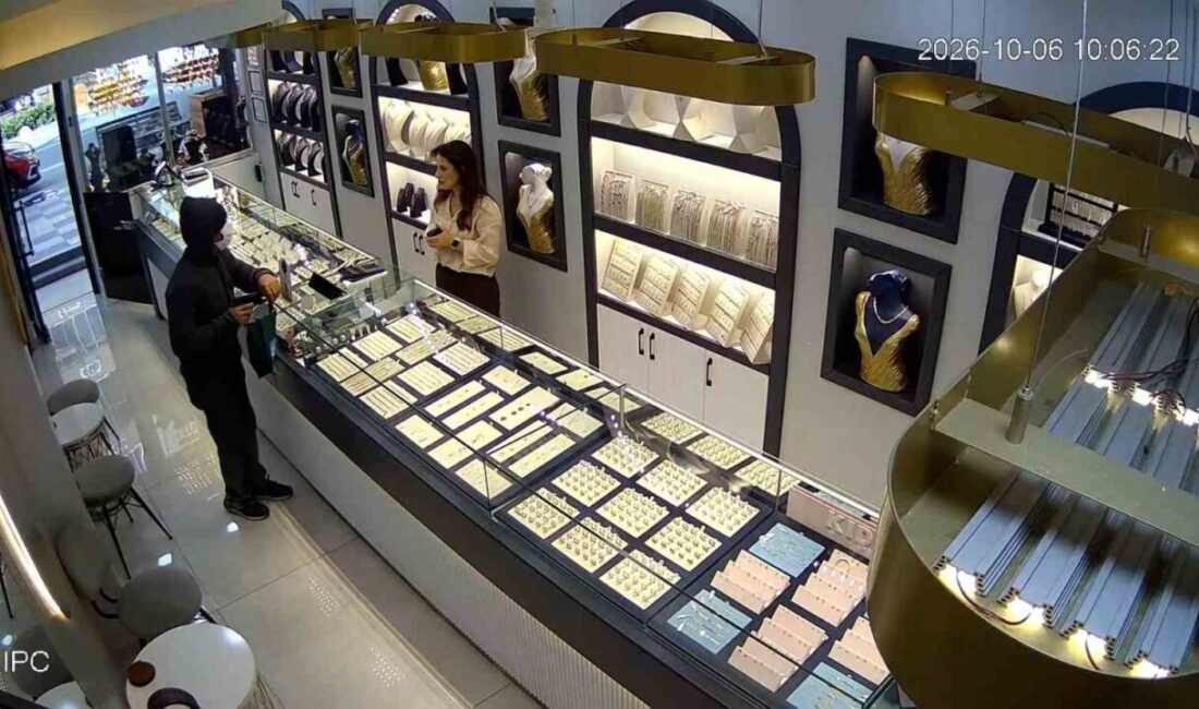 Kapaklı ilçesinde bir kuyumcuda yaşanan olayda, yüzüne maske takan bir