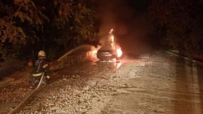 Denizli’nin Pamukkale ilçesinde park halindeki bir otomobilde çıkan yangın, itfaiye