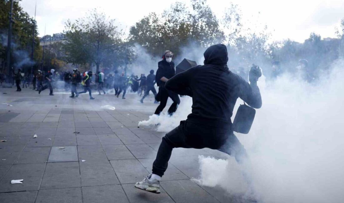 Başkent Paris’te, öğrencilerin, sendikaların ve Sarı Yeleklilerin katılımıyla gerçekleşmesi planlanan