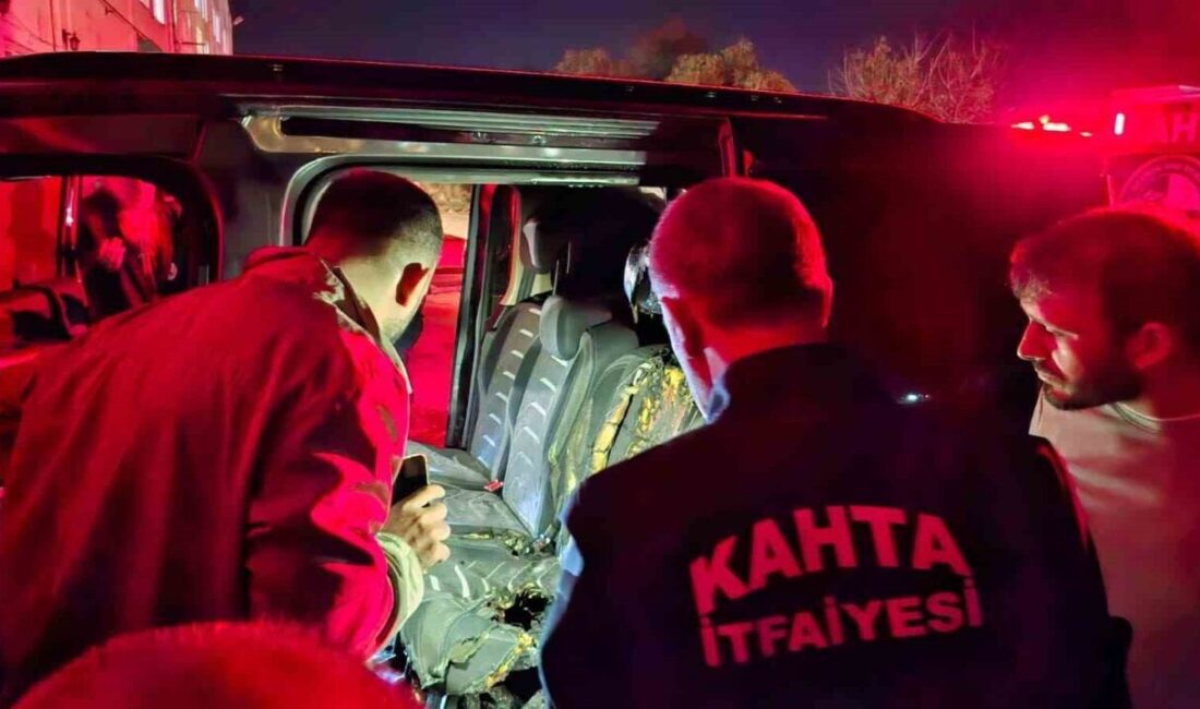 Kahta ilçesinde bulunan bir tekstil fabrikasının yakınlarında park halindeki bir