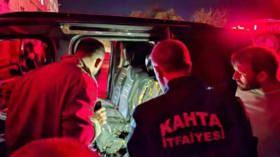 Kahta ilçesinde bulunan bir tekstil fabrikasının yakınlarında park halindeki bir