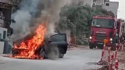 Mersin’in Erdemli ilçesinde park halindeki otomobil alev alev yandı. Olay,