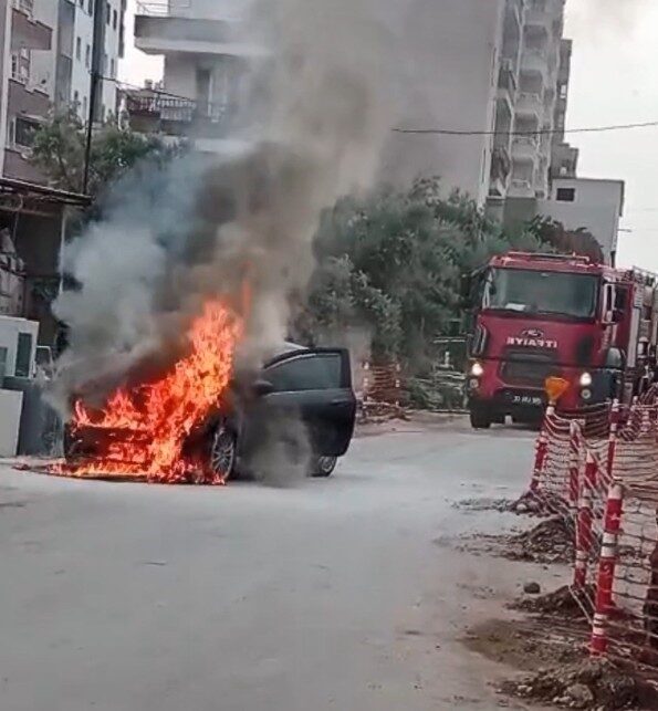 Mersin’in Erdemli ilçesinde park halindeki otomobil alev alev yandı. Olay,
