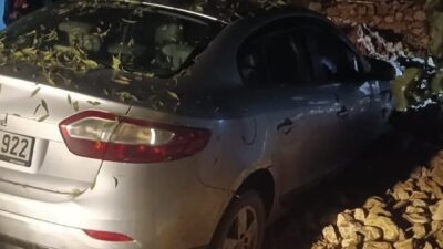 Tut ilçesinde şiddetli yağışların sebep olduğu heyelan sonucu park halindeki