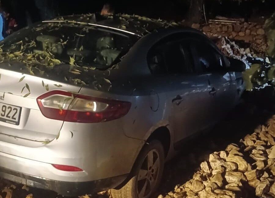 Tut ilçesinde şiddetli yağışların sebep olduğu heyelan sonucu park halindeki