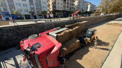 Tosya ilçesinde park halindeyken hareket eden bir tırın çaya uçtuğu