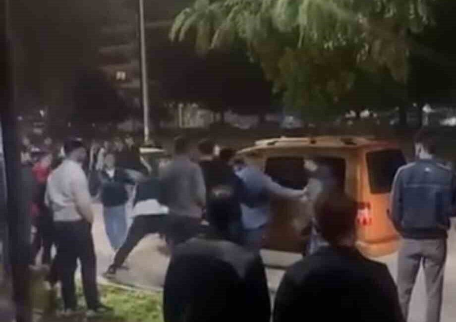 Bursa’da parkta gençler arasında çıkan kavga, amatör kameraya yansıdı. Olay,