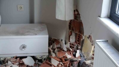 Pendik’te bir hafriyat kamyonunun iddiaya göre fren sorunu nedeniyle kontrolden