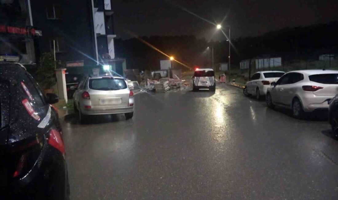 Pendik’te bir binanın bahçesinde meydana gelen toprak kayması, bitişikteki inşaat