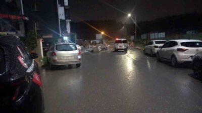 Pendik’te bir binanın bahçesinde meydana gelen toprak kayması, bitişikteki inşaat