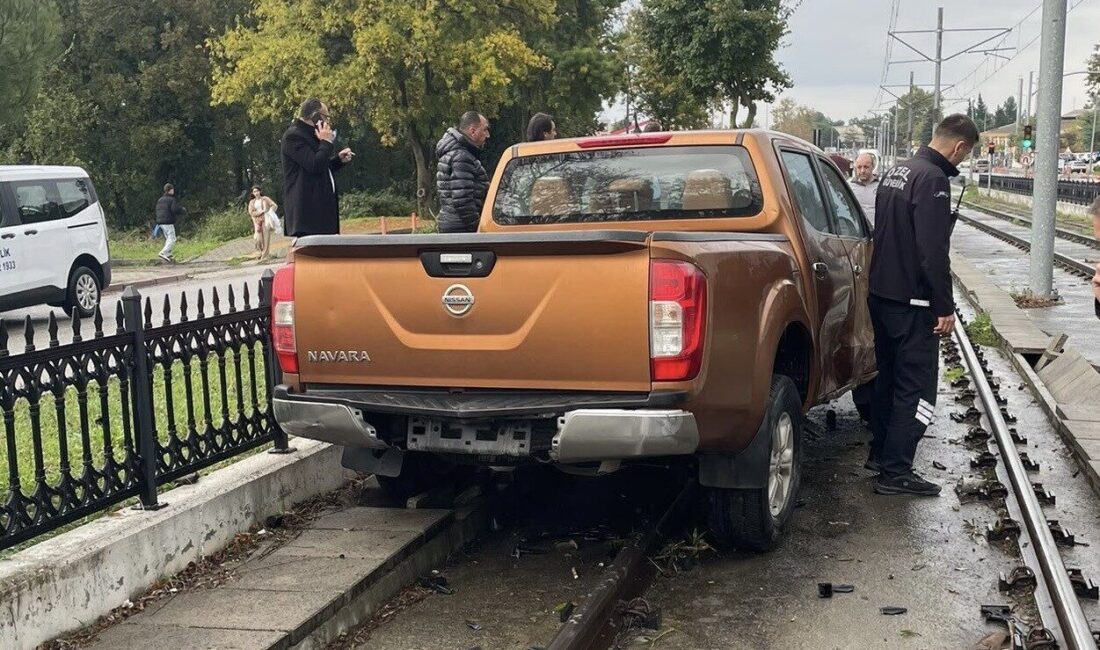 Samsun’un Atakum ilçesinde sürücüsünün direksiyon hakimiyetini kaybettiği pikap, korkuluklara çarparak