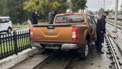 Samsun’un Atakum ilçesinde sürücüsünün direksiyon hakimiyetini kaybettiği pikap, korkuluklara çarparak