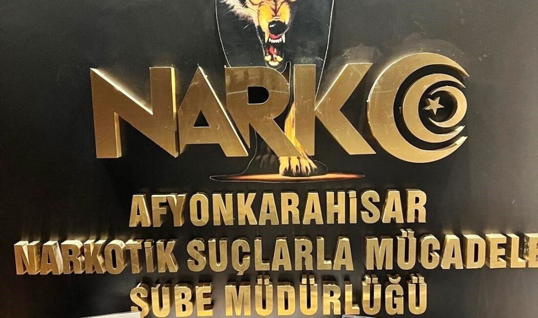Afyonkarahisar’da polis tarafından durdurulan bir araçta uyuşturucu madde ve haplarla