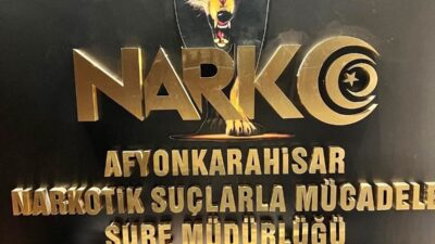 Afyonkarahisar’da polis tarafından durdurulan bir araçta uyuşturucu madde ve haplarla