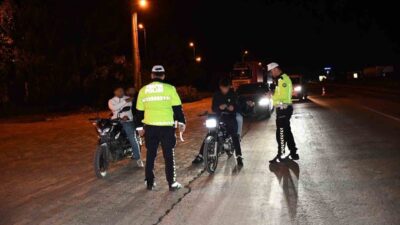 Hatay’da gece saatlerinde polis ekipleri tarafından alkollü sürücülere yönelik denetim