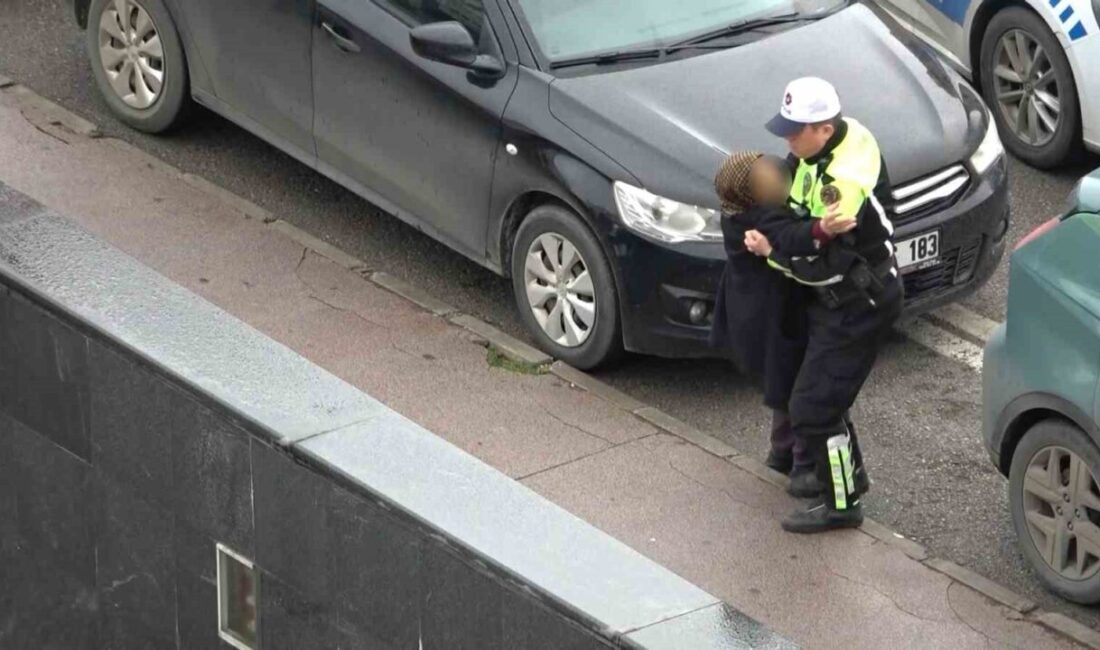 Samsun’da meydana gelen trafik kazasında başından yaralanan kadını yolun ortasından