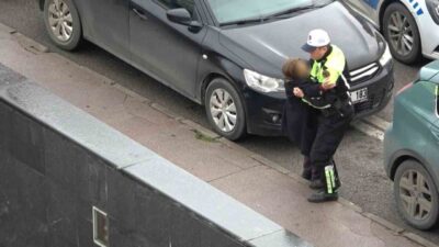 Samsun’da meydana gelen trafik kazasında başından yaralanan kadını yolun ortasından
