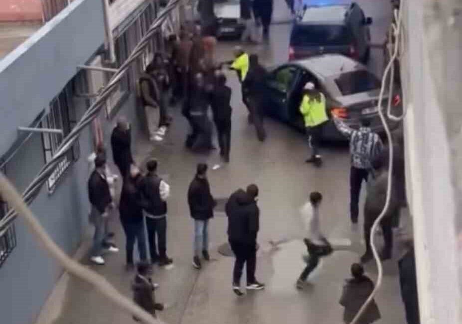 Bursa’da, sivil trafik ekiplerinin dur ihtarına uymayan bir araç, polisin