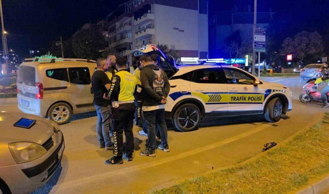 Edirne’de, polis ekiplerinden kaçmaya çalışan bir motosiklet sürücüsü, kavşakta bir