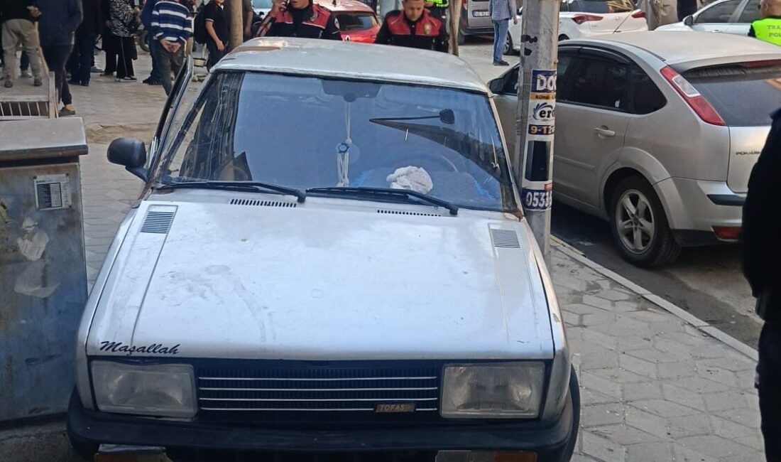 Manisa’nın Soma ilçesinde, polisten kaçan bir sürücü, plakasız araçla ters