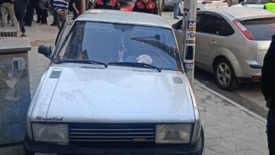 Manisa’nın Soma ilçesinde, polisten kaçan bir sürücü, plakasız araçla ters