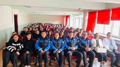 Afyonkarahisar’da, Cumhuriyet Anadolu Lisesi öğrencilerine polis ekipleri tarafından güvenlik ve