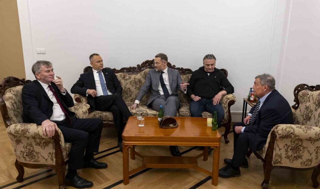 Anayasa Mahkemesi Başkanı Bogdan Swieczkowski ve Yardımcısı Bartlomiej Sochanski’nin açığa
