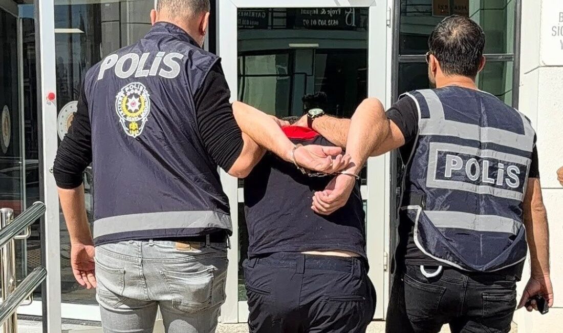 İzmir’in Seferihisar ilçesinde bir itfaiye erinin eski sevgilisi tarafından evinde