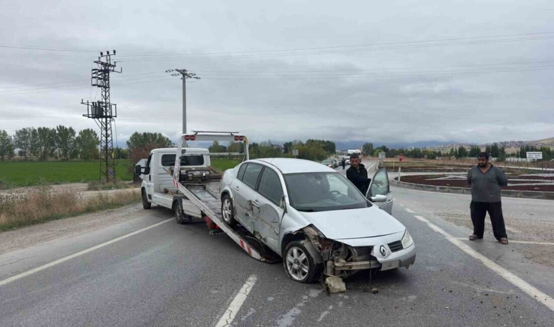 Afyonkarahisar’ın Emirdağ ilçesinde meydana gelen trafik kazasında bir otomobil refüje