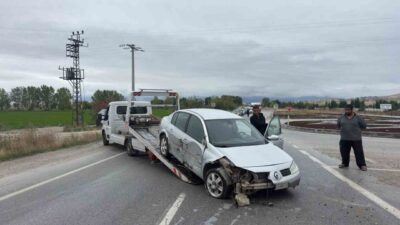 Afyonkarahisar’ın Emirdağ ilçesinde meydana gelen trafik kazasında bir otomobil refüje