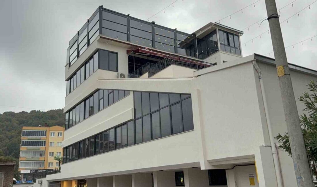 Samsun’un Atakum ilçesinde, bir restoranın 4. katındaki yemek servis asansörüyle