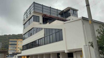 Samsun’un Atakum ilçesinde, bir restoranın 4. katındaki yemek servis asansörüyle