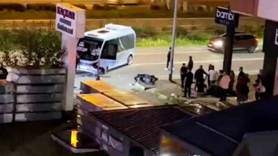 Rize merkezinde meydana gelen trafik kazasında, şehir içi yolcu minibüsü
