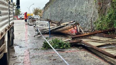 Akçakoca ilçesinde etkili olan şiddetli rüzgar, şehir merkezinde bulunan açık