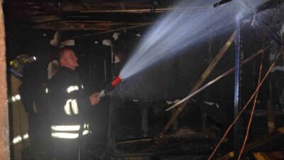 Safranbolu ilçesinde tarihi bir konakta meydana gelen yangın, itfaiye ekiplerinin