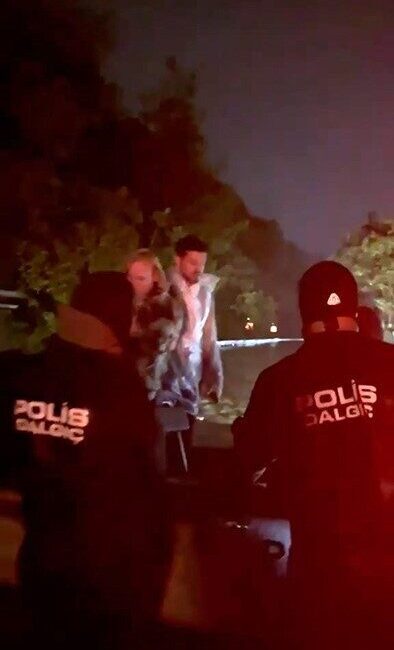 İstanbul’da aşırı yağışlar sebebiyle birçok bölge su altında kaldı. Şarkıcı