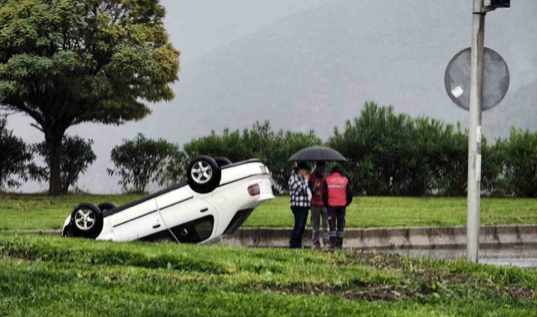 Muğla’nın Menteşe ilçesinde güçlü yağışın neden olduğu kaygan yolda bir