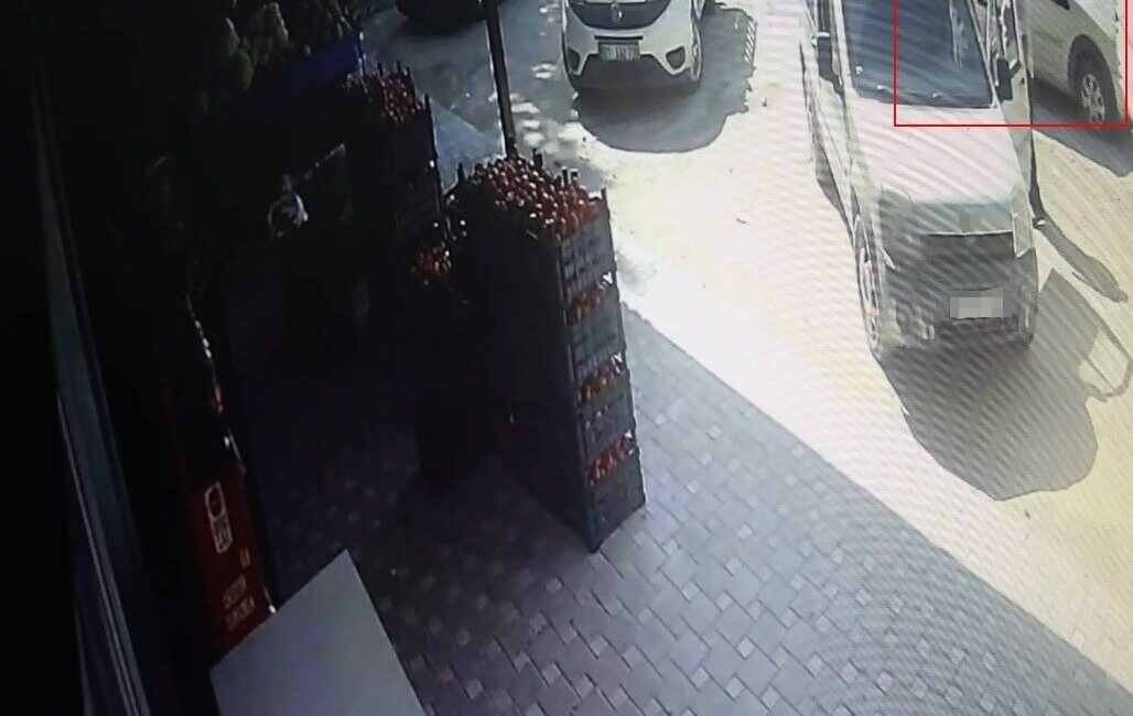 Hatay’da yaşanan olayda, Barış Ertaş market alışverişi yapmak için aracından