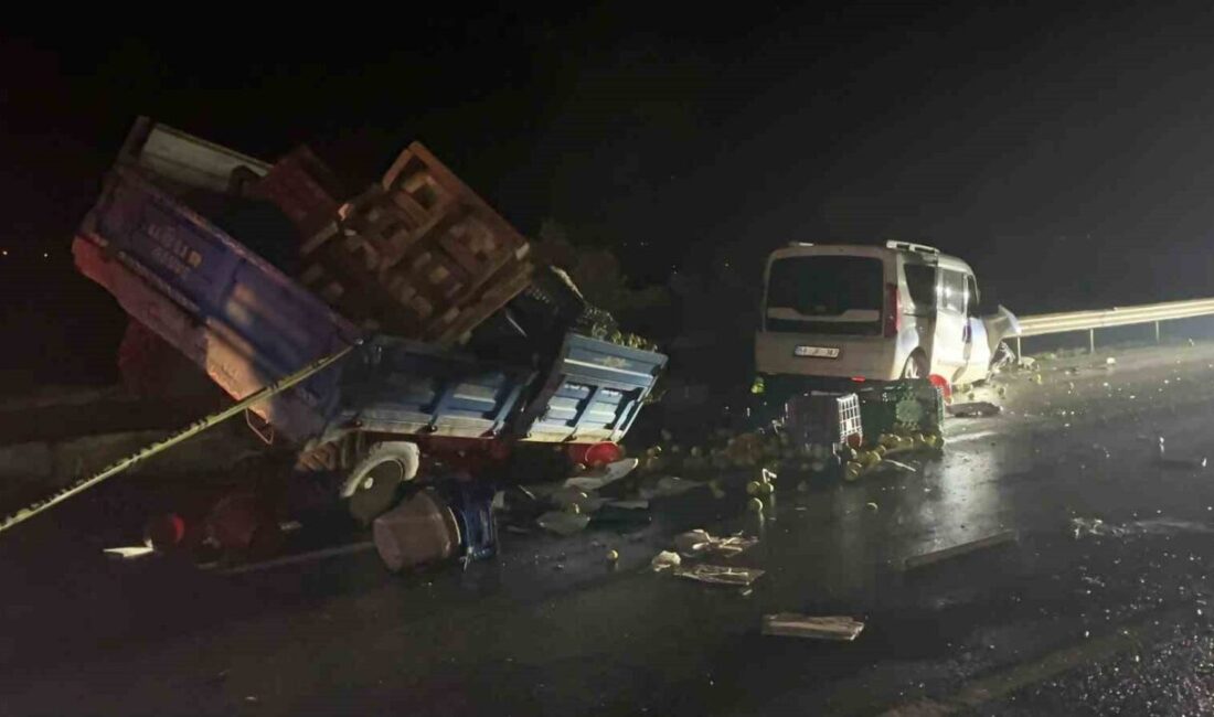 Sakarya’nın Geyve ilçesinde meyve yüklü traktörün, hafif ticari araç ve