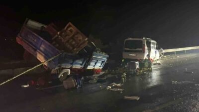 Sakarya’nın Geyve ilçesinde meyve yüklü traktörün, hafif ticari araç ve