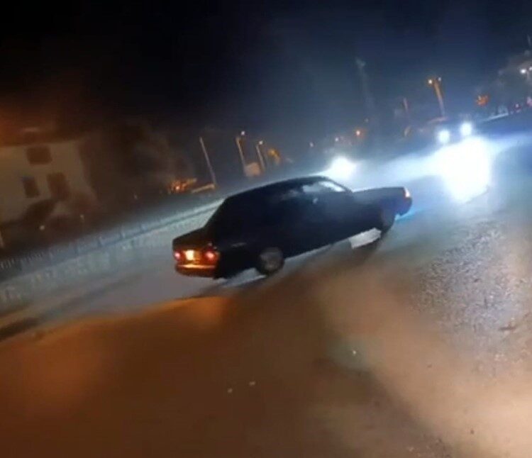 Sakarya’nın Akyazı ilçesinde çevreye rahatsızlık veren bir sürücü, drift yaparak