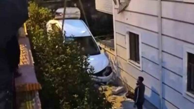Sakarya’nın Serdivan ilçesinde meydana gelen trafik kazasında, otomobilin kontrolünden çıkarak