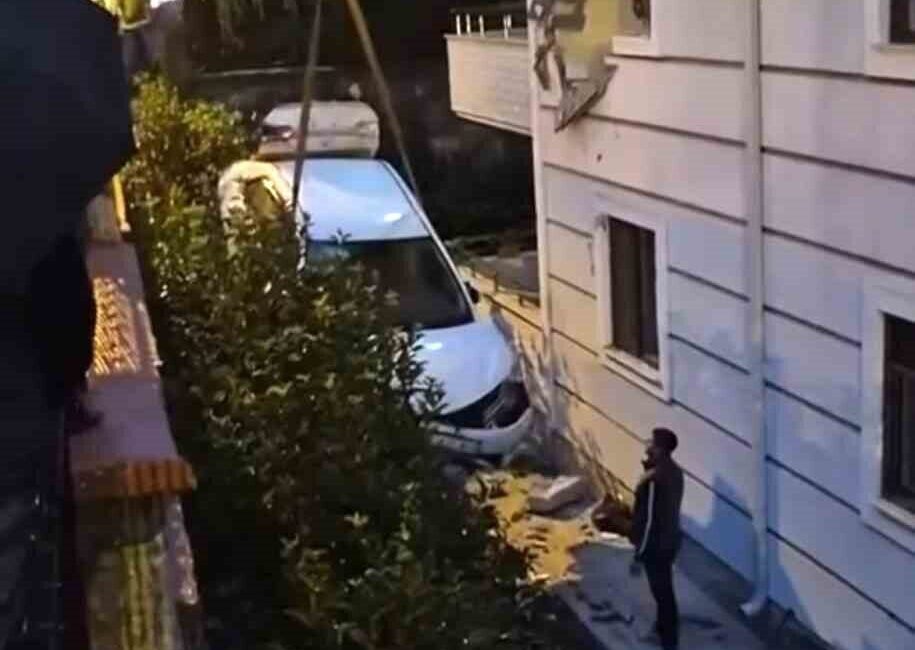 Sakarya’nın Serdivan ilçesinde meydana gelen trafik kazasında, otomobilin kontrolünden çıkarak