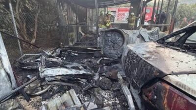 Hatay’ın Samandağ ilçesinde oto galeride bulunan kulübenin yanması sonucu alevlerin