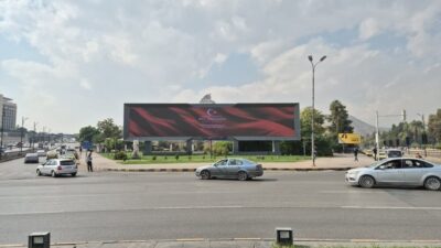 Suriye’nin başkenti Şam’ın simge noktalarından Emevi Meydanı’ndaki dev ekranda, Türkiye