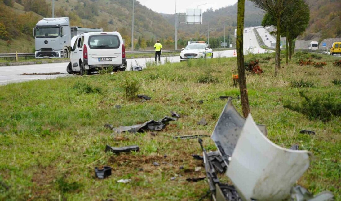 Samsun’da hafif ticari aracın yağmurdan dolayı kayarak refüje çıkması sonucu