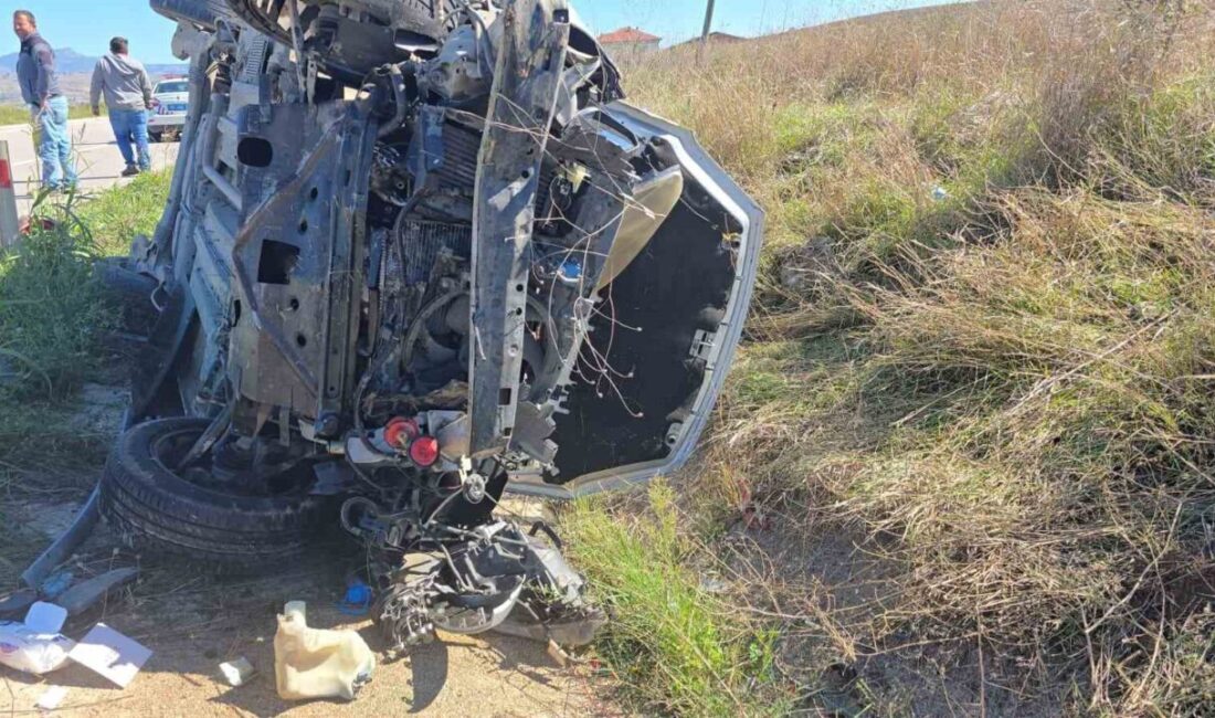 Vezirköprü, Samsun ilçesinde meydana gelen trafik kazasında hafif ticari aracın
