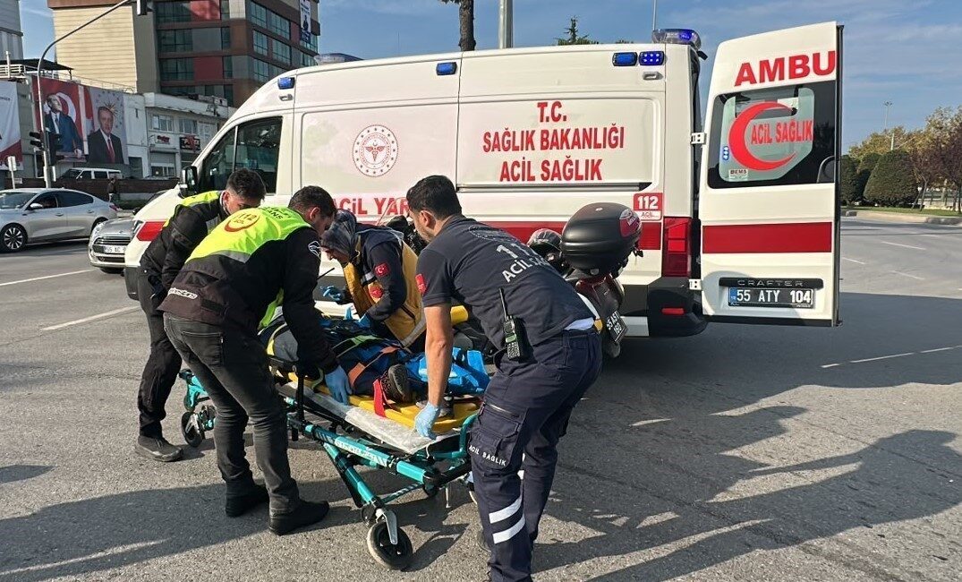 Samsun’da kavşakta yolun karşısına geçmekte olan kadın, hafif ticari aracın