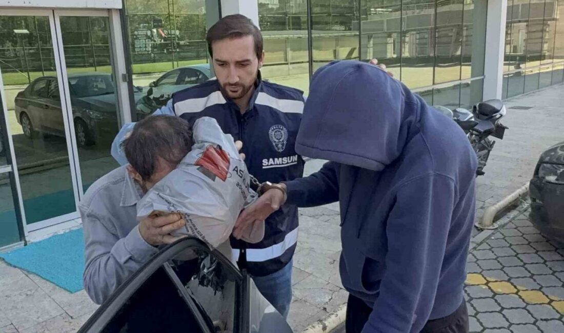 Samsun’da, uyuşturucu ticareti suçundan gözaltına alınan 2 zanlı, çıkarıldıkları mahkeme
