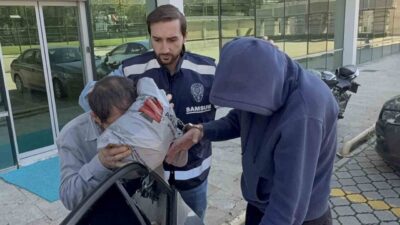 Samsun’da, uyuşturucu ticareti suçundan gözaltına alınan 2 zanlı, çıkarıldıkları mahkeme